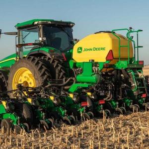 TC planter bar with ExactEmerge™ row units in a field.